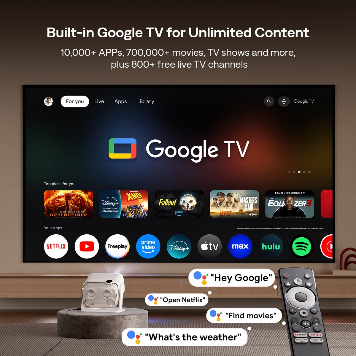 Un proiettore mostra Google TV su una parete, con app, fumetti di comandi vocali e un telecomando.