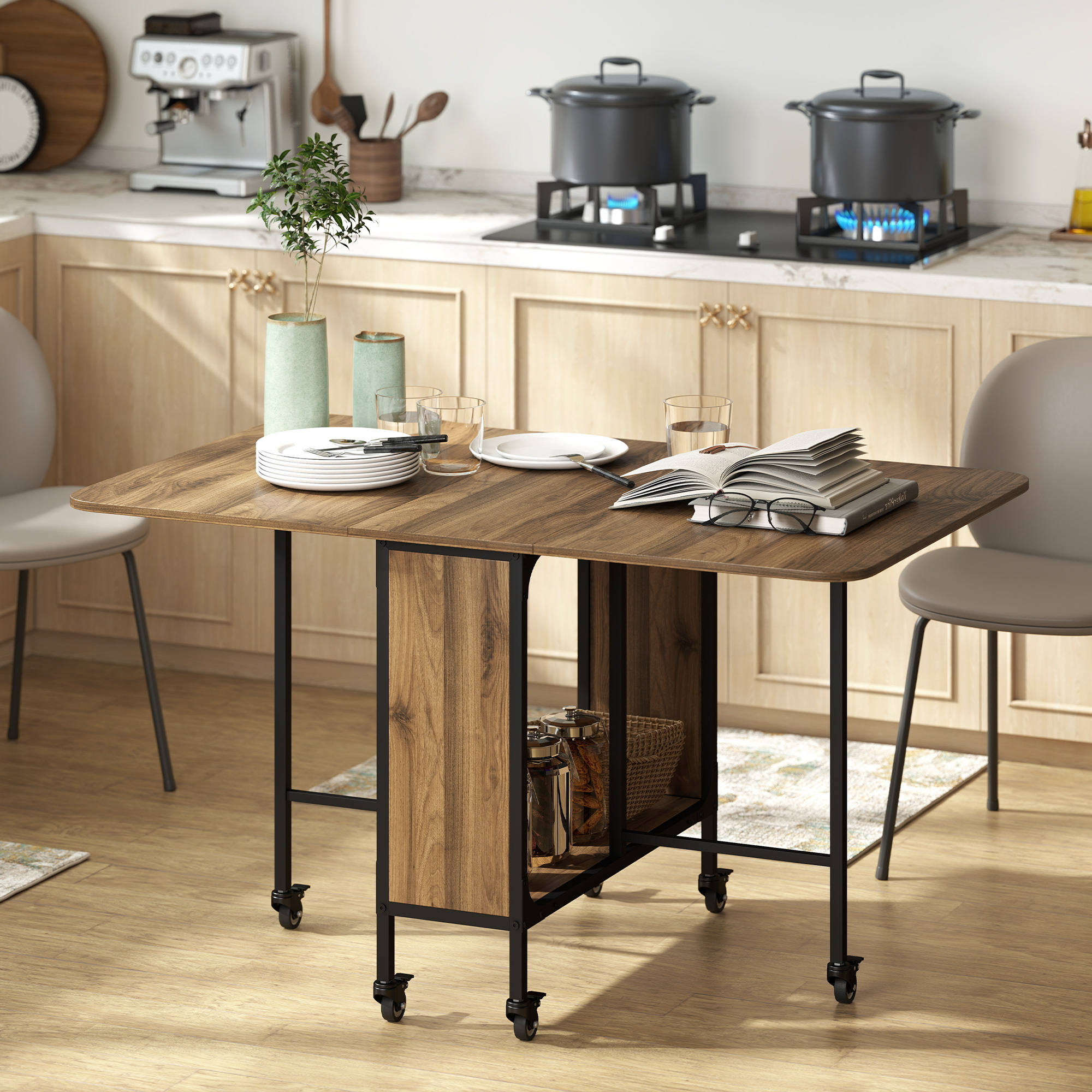 Una mesa abatible de madera con estructura de metal negro y ruedas se encuentra en una cocina luminosa.
