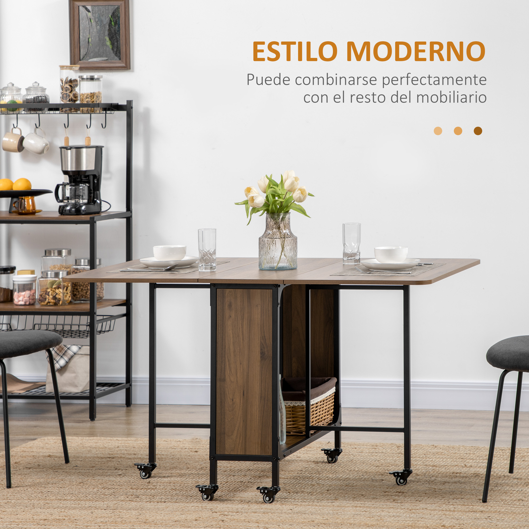 Mesa de madera extensible con ruedas, vajilla, flores y dos sillas grises en una cocina moderna.