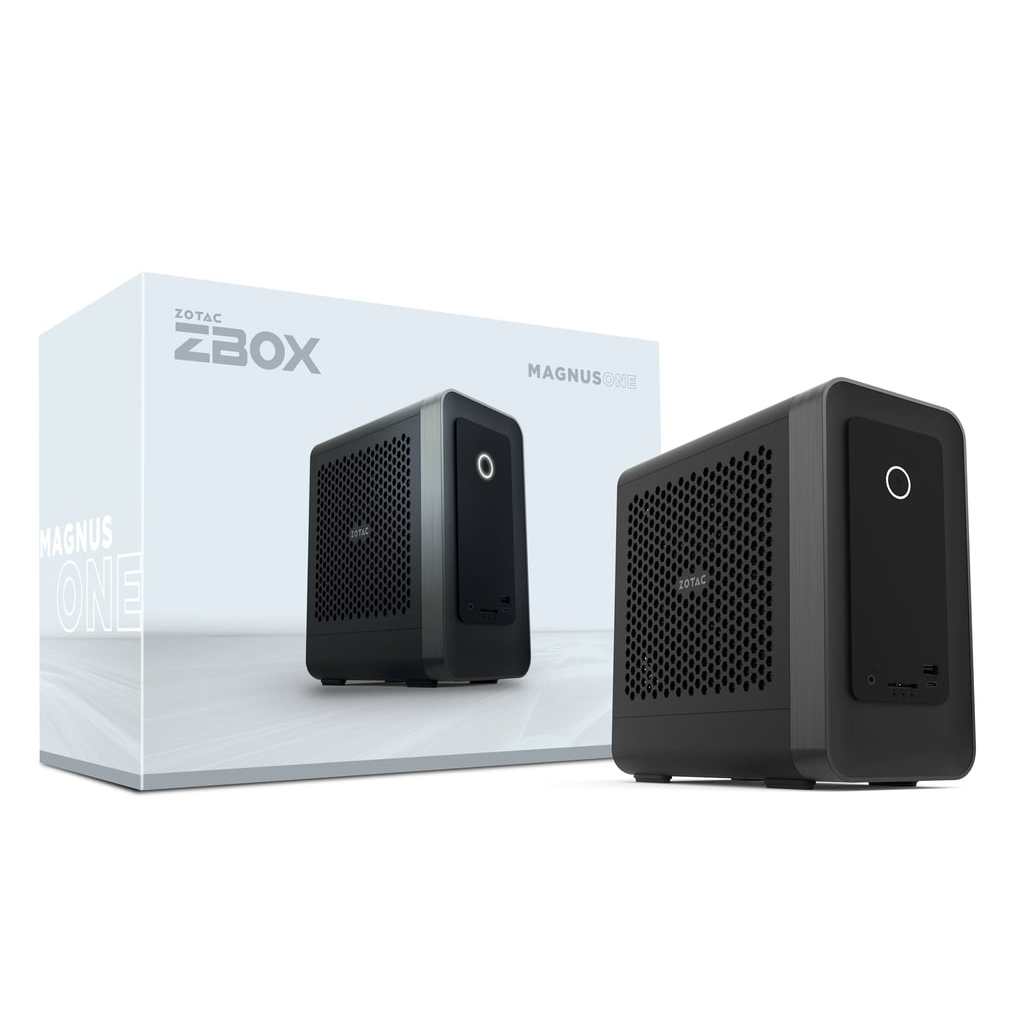 Un mini PC nero Zotac ZBOX Magnus One si trova accanto alla scatola bianca.