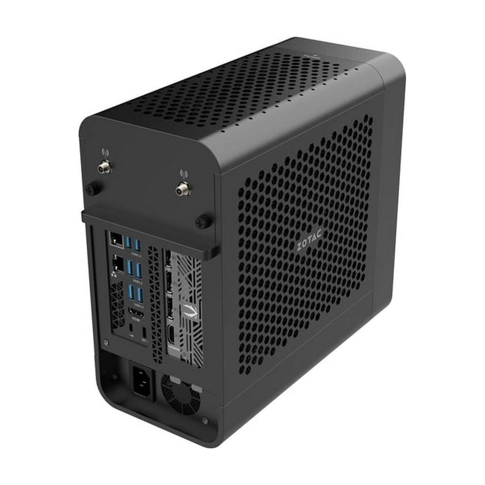 Un mini case per PC Zotac nero con design a rete e varie porte sul pannello posteriore.