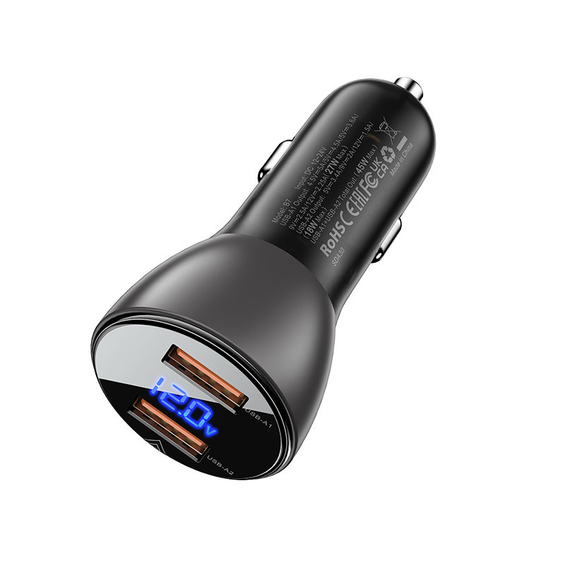 Un caricabatterie per auto nero con due porte USB e display digitale della tensione.