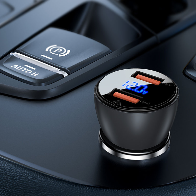Un caricabatterie per auto con due porte USB e display digitale nella console.