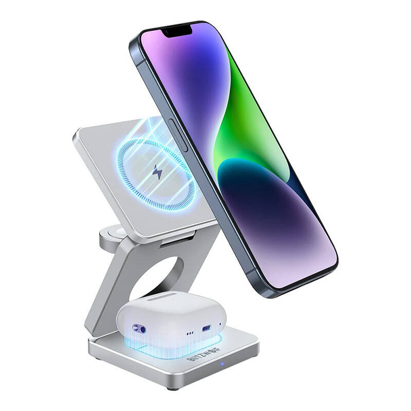 Un supporto di ricarica wireless 3 in 1 argentato sostiene uno smartphone e AirPods.