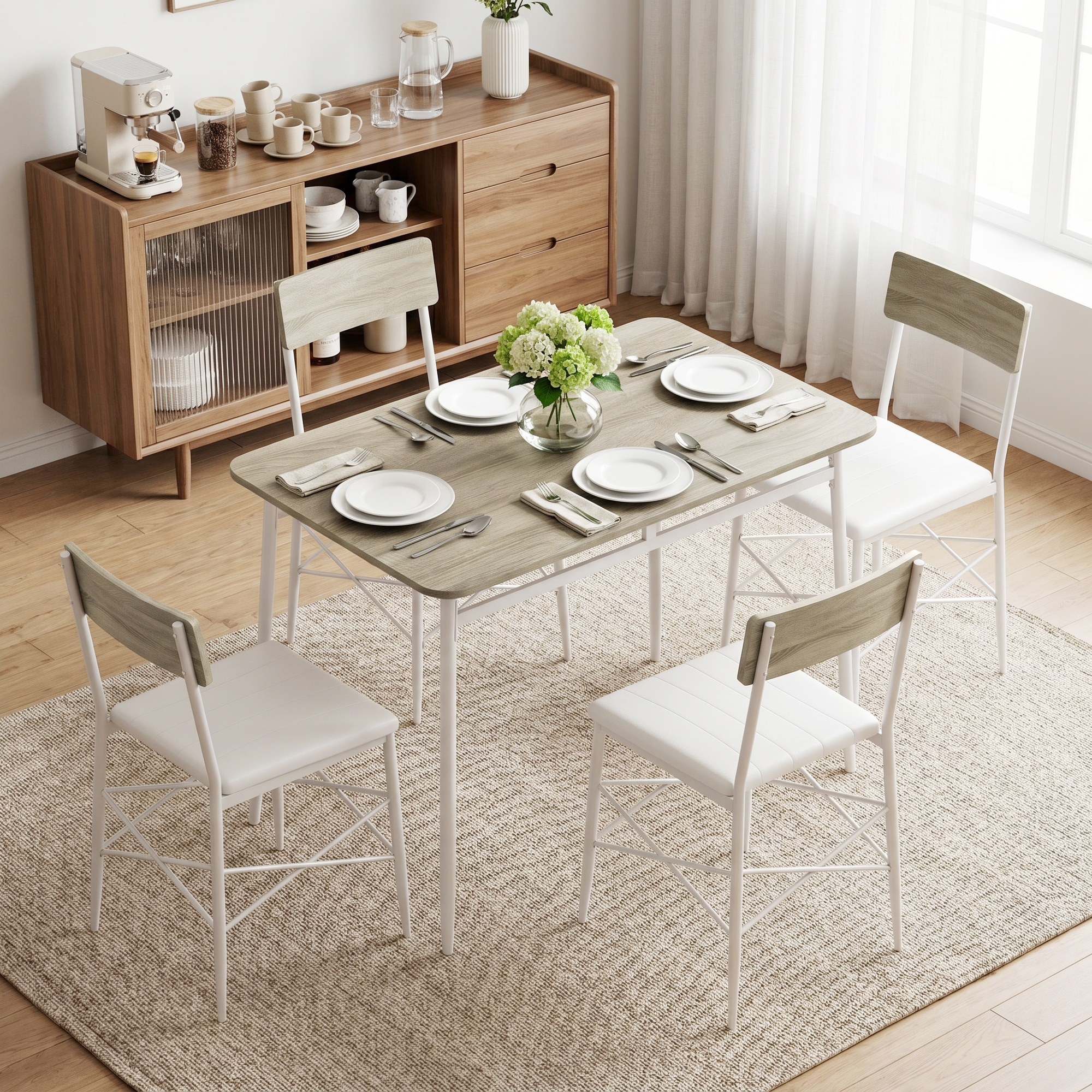 Una mesa de comedor de madera con cuatro sillas blancas y de madera, platos y un florero sobre una alfombra.