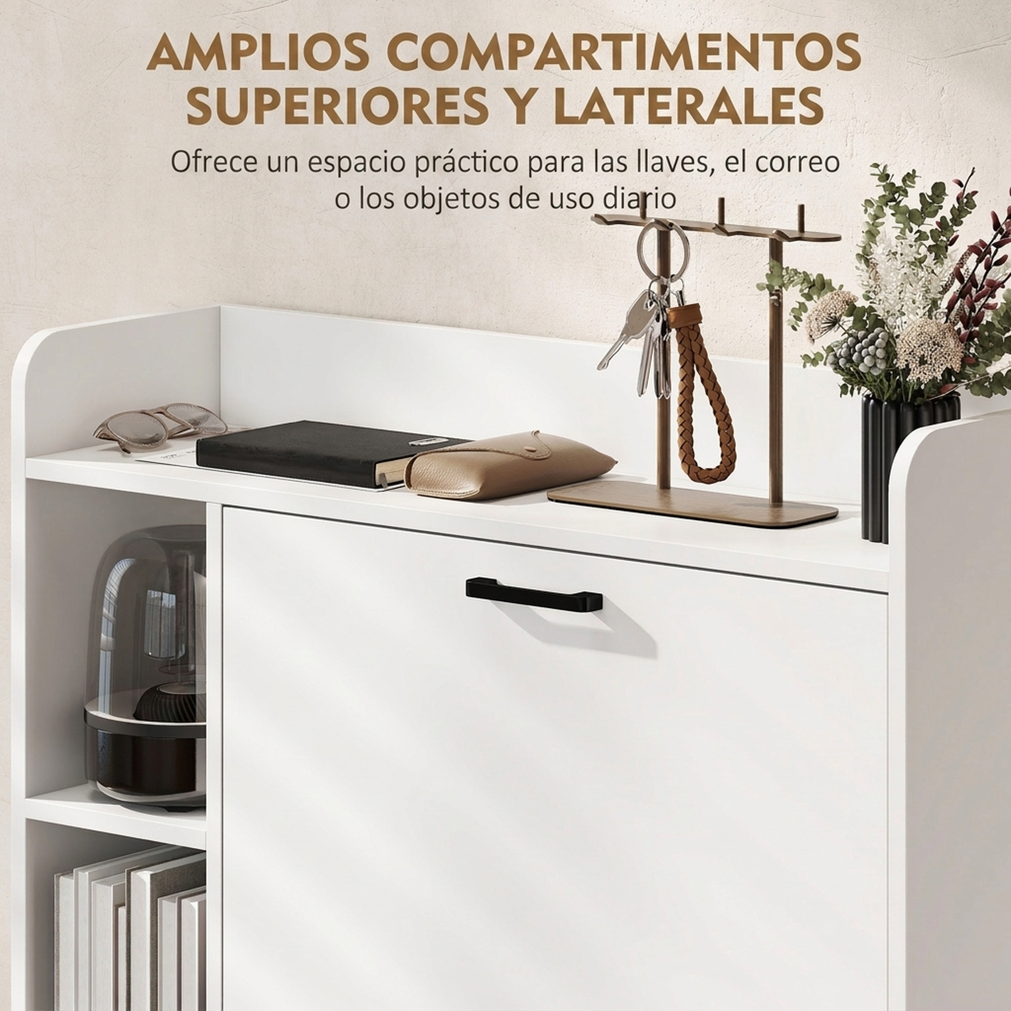 Mueble blanco con un llavero, libros y un jarrón encima.