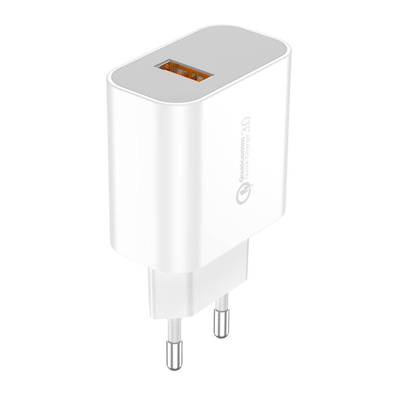 Un caricabatterie USB rapido bianco con due spinotti rotondi e una porta USB arancione.