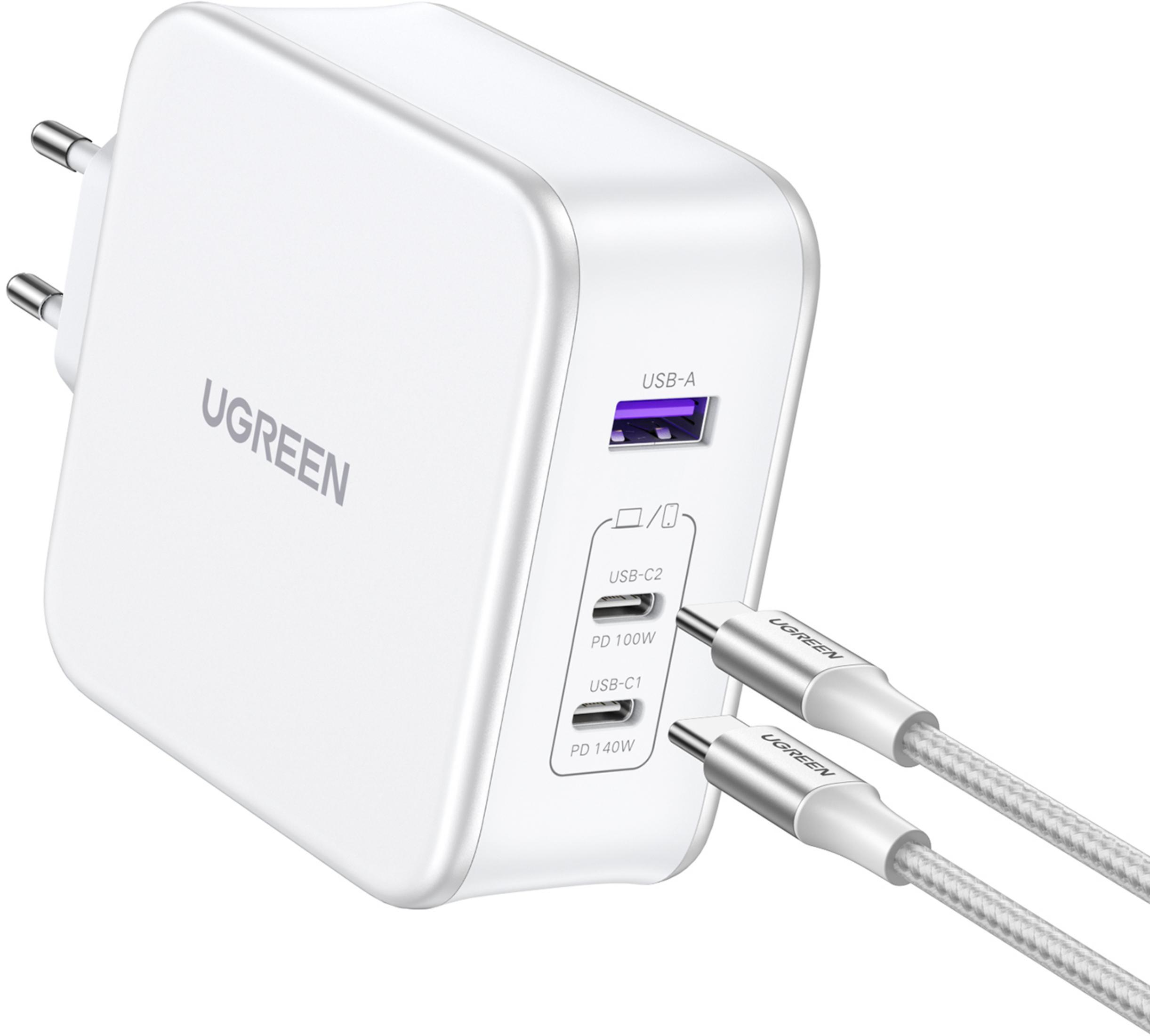 Caricabatterie da muro UGREEN bianco con tre porte e due cavi collegati.