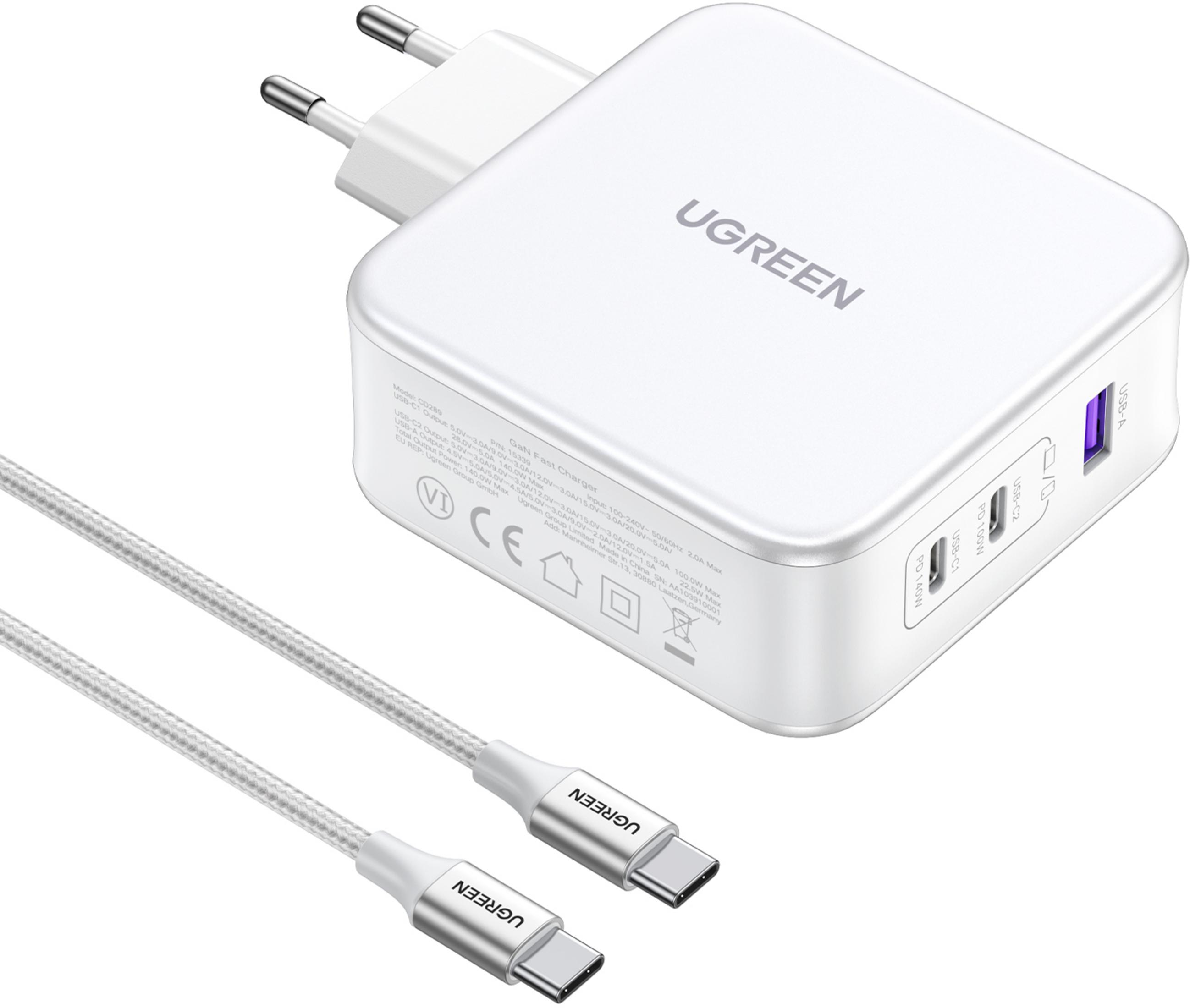 Caricatore rapido UGREEN bianco con quattro porte e un cavo USB-C su sfondo bianco.