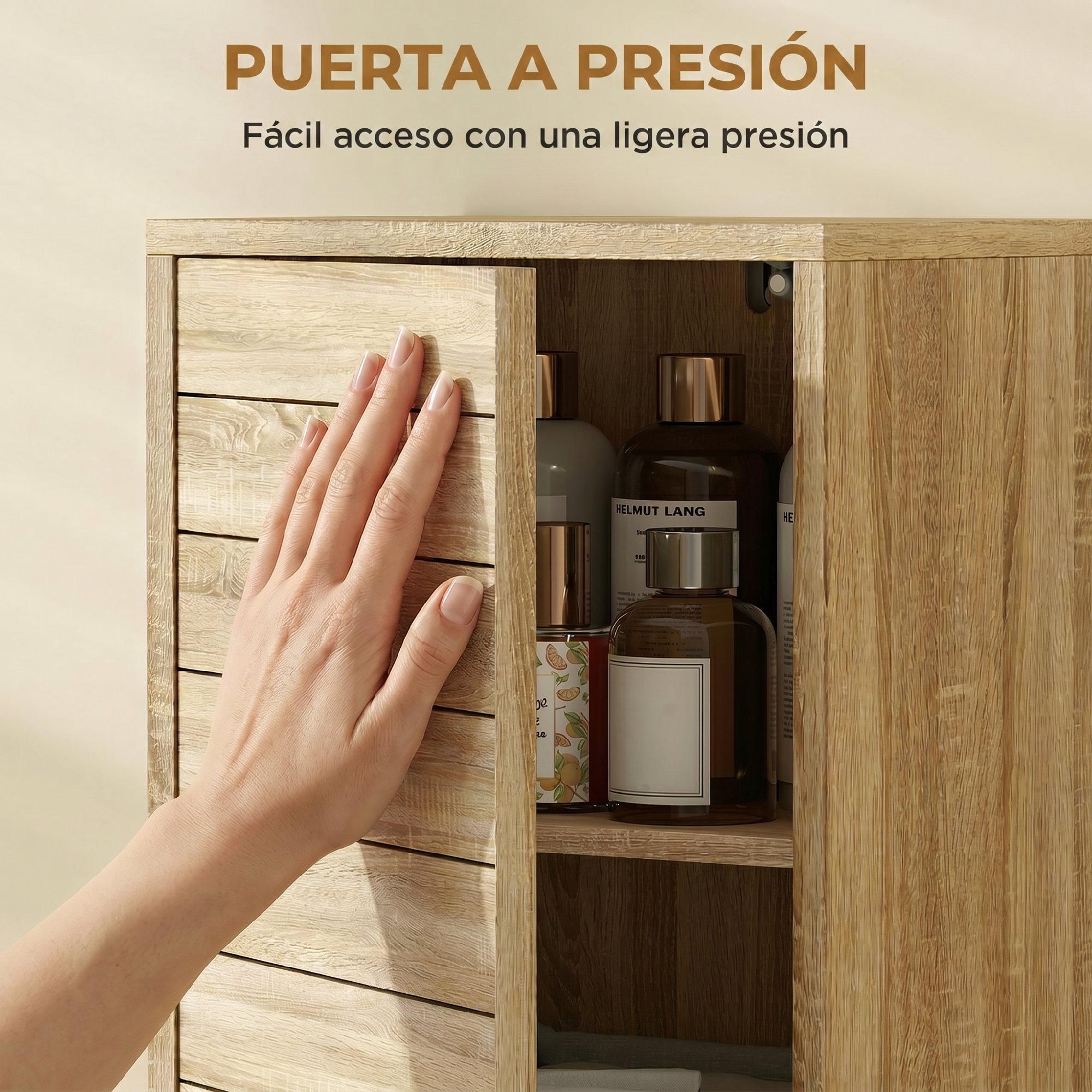 Una mano abre suavemente la puerta de un pequeño armario de madera con botellas de cosméticos.