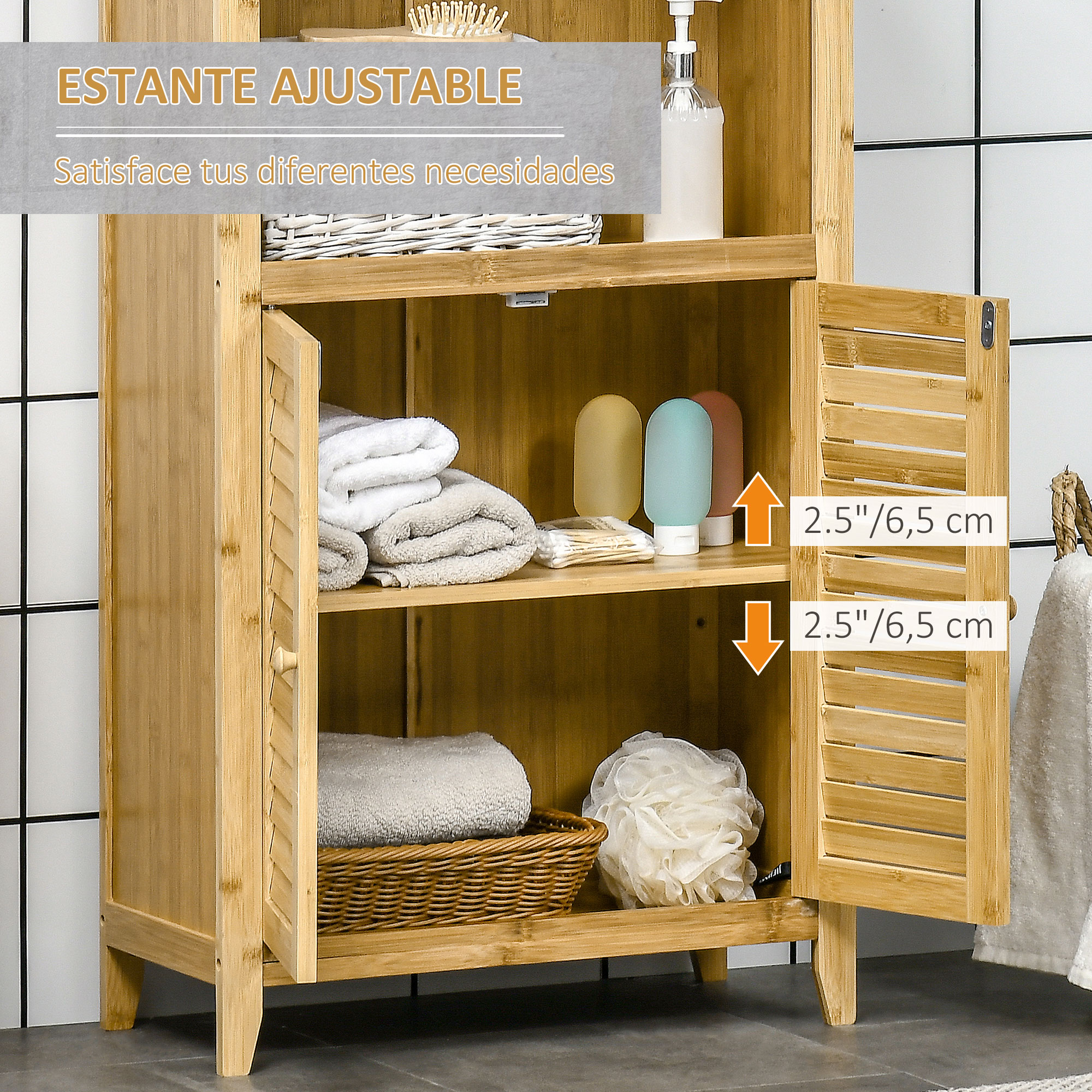 Armario de baño de bambú con estantes abiertos y cerrados, lleno de toallas y artículos de baño.