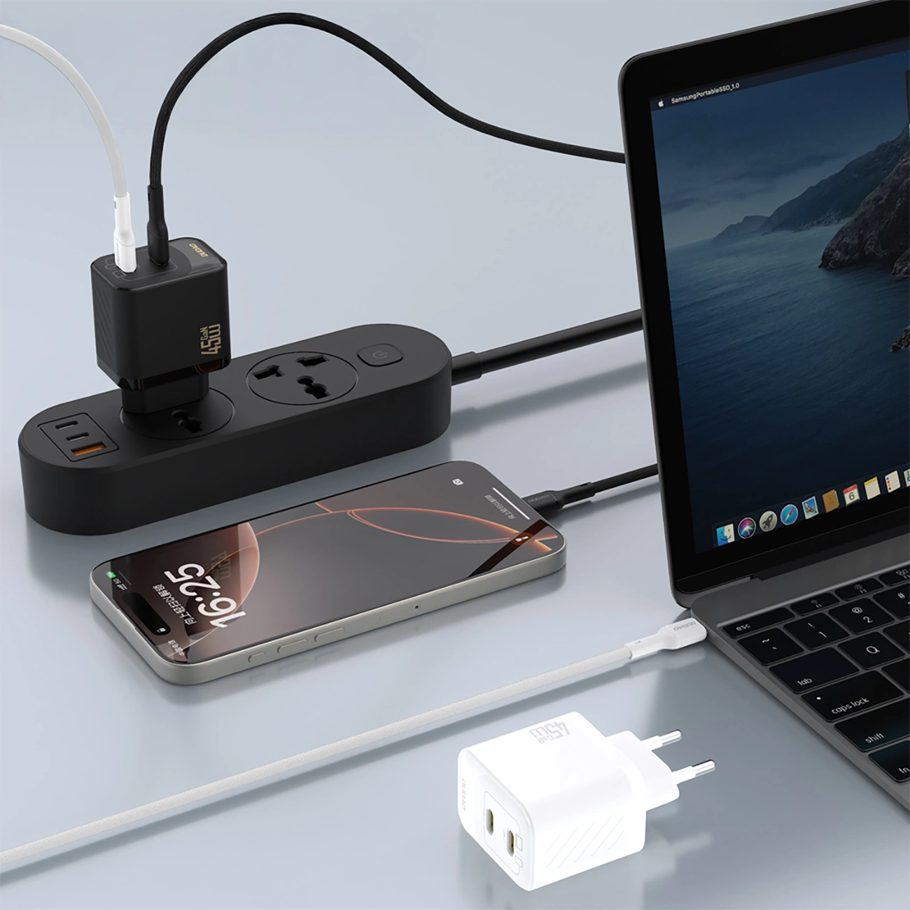 Una ciabatta nera carica uno smartphone e si collega a un laptop, con un adattatore bianco vicino.