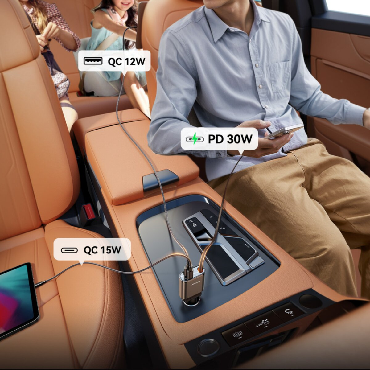 Un caricabatterie USB per auto con più cavi collegati, che mostra le specifiche, all'interno di un'auto.