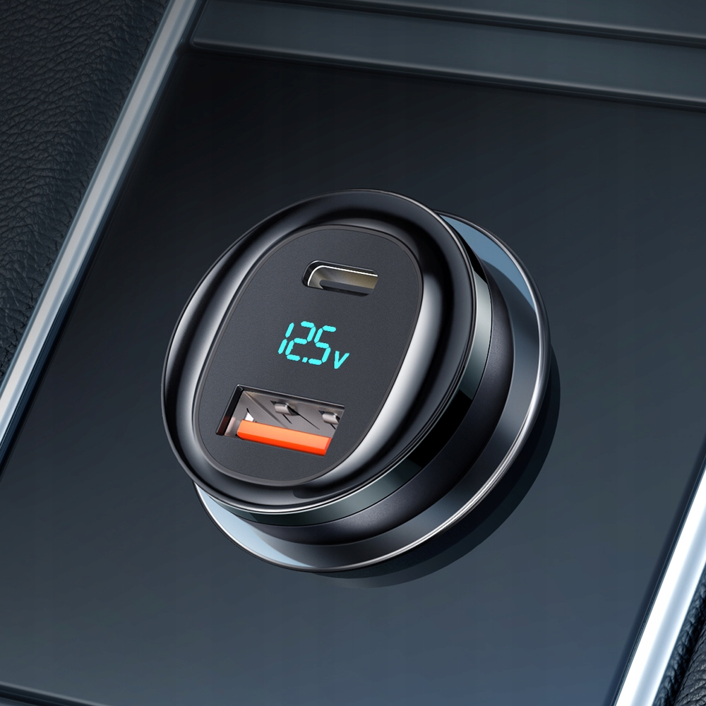 Un caricabatterie per auto con porte USB-C e USB mostra un voltmetro digitale da 12,5 V.