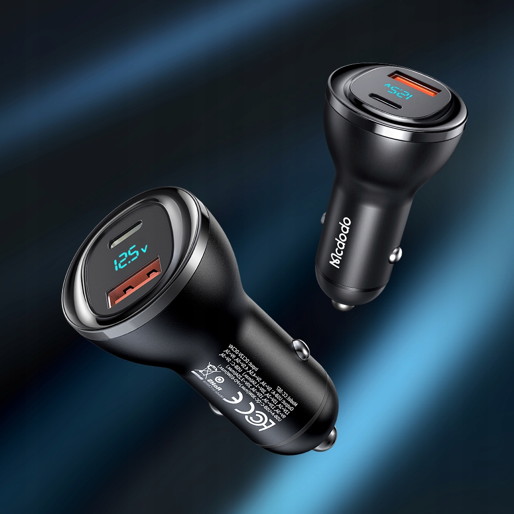 Due caricabatterie per auto Mcdodo neri con display digitale e porte USB su sfondo blu scuro.