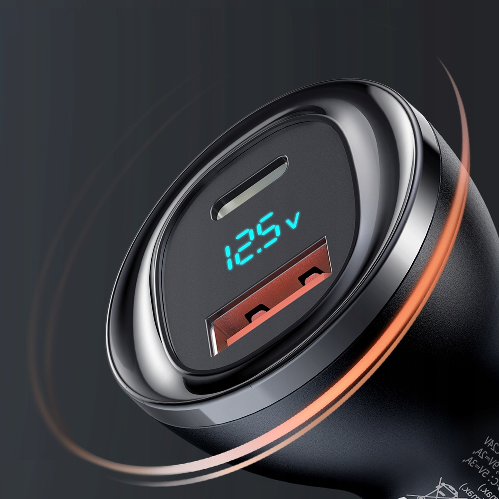 Un caricabatterie per auto USB nero con display digitale che mostra 12,5V e due porte.