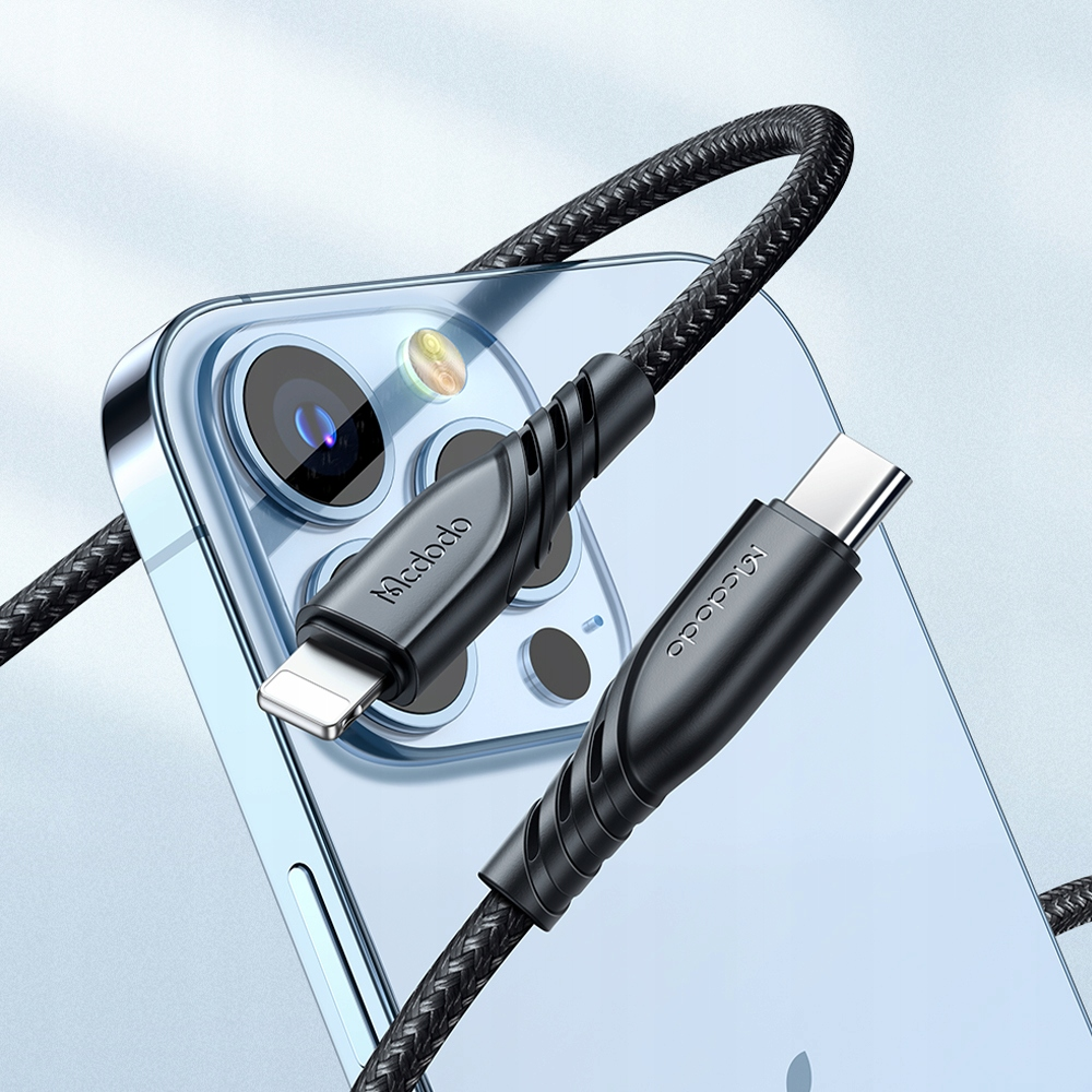 Un cavo di ricarica intrecciato nero Mcdodo poggia sul retro di un iPhone azzurro.