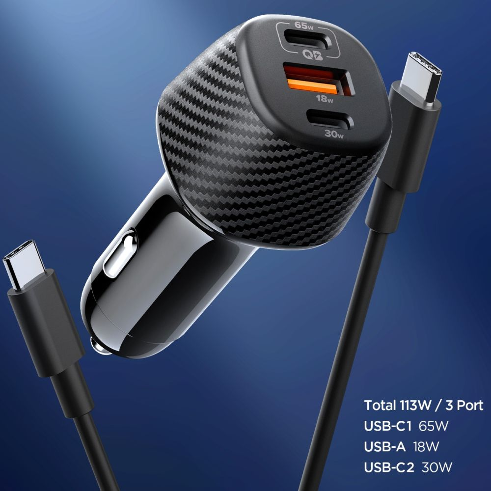 Un caricabatterie per auto in fibra di carbonio con tre porte e due cavi USB-C su sfondo blu.