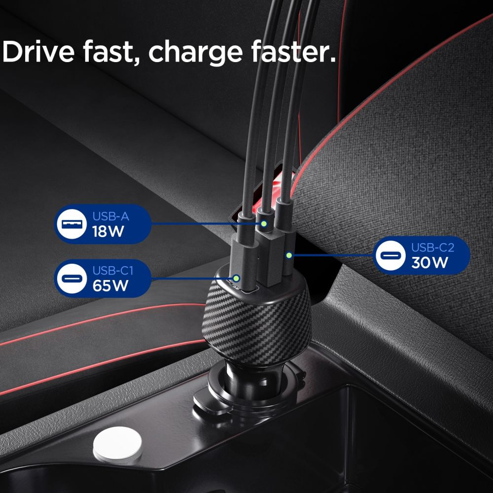 Un caricabatterie per auto con più porte USB inserito in una presa mostra le etichette di potenza.