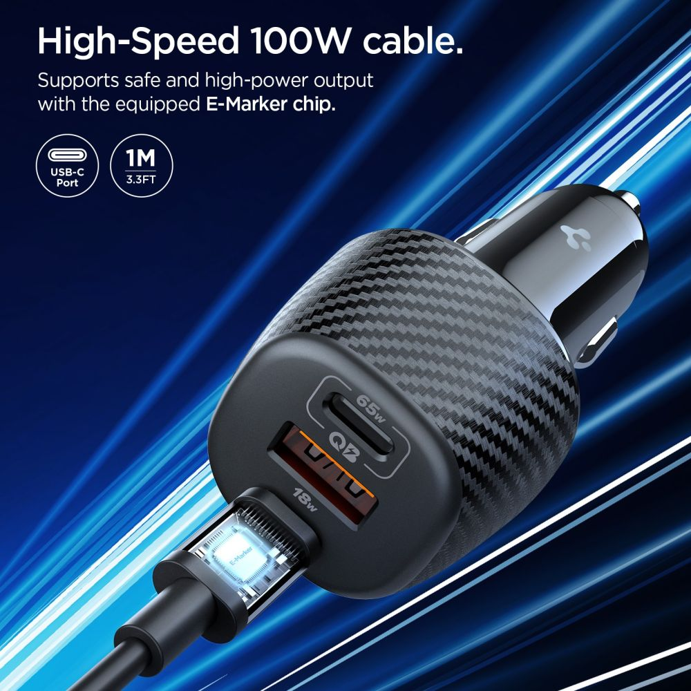 Caricabatterie per auto in fibra di carbonio con porte USB-C su sfondo blu con testo.