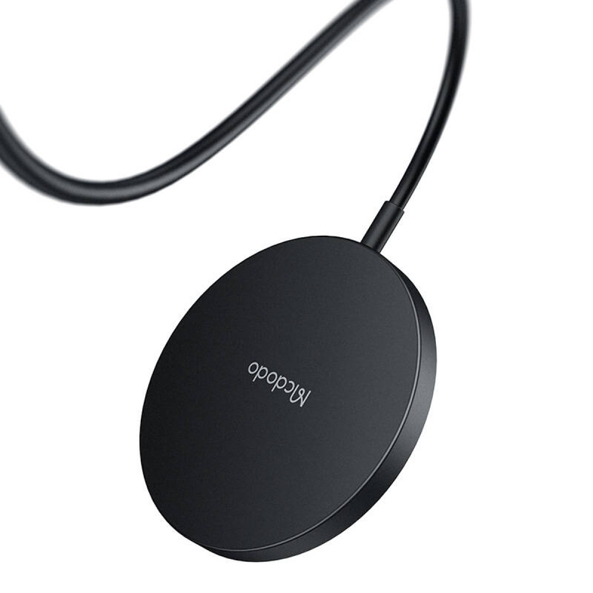 Un caricabatterie wireless Mcdodo rotondo nero con cavo su sfondo bianco.