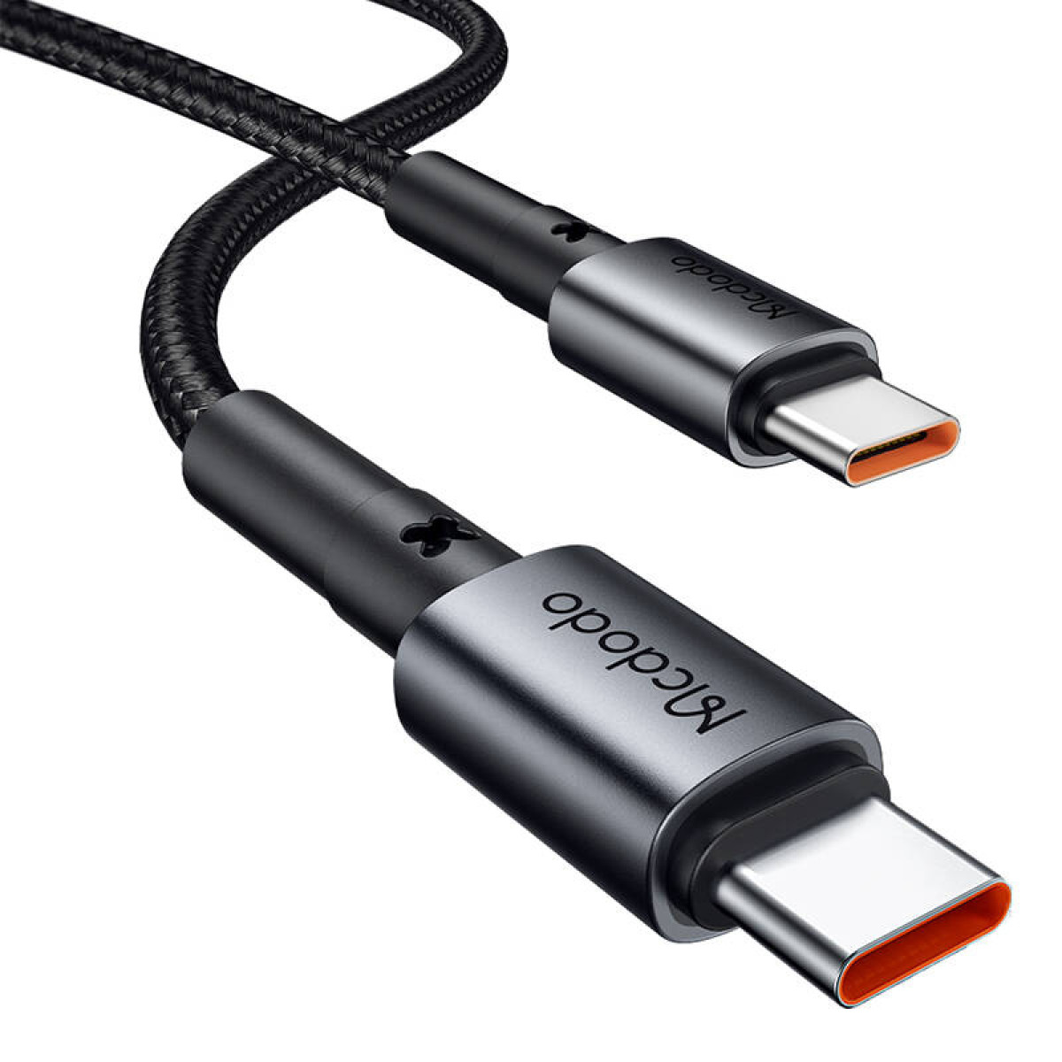 Un cavo USB-C intrecciato nero con connettori in metallo grigio e dettagli arancioni su sfondo bianco.