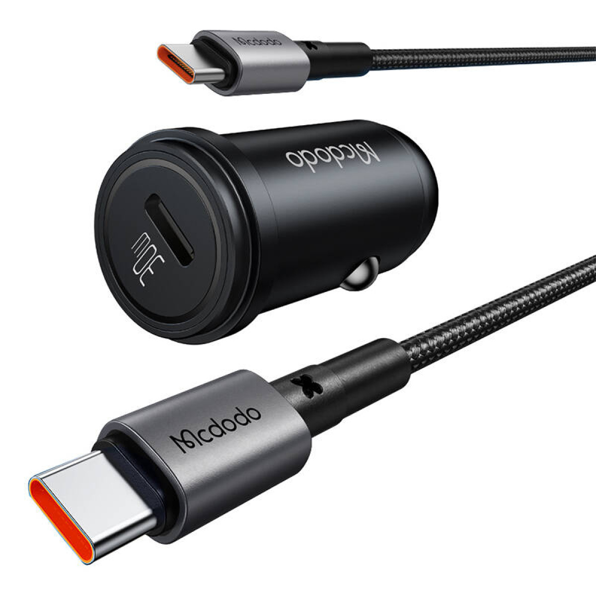 Un caricabatterie per auto nero con porta USB-C e un cavo USB-C intrecciato su sfondo bianco.