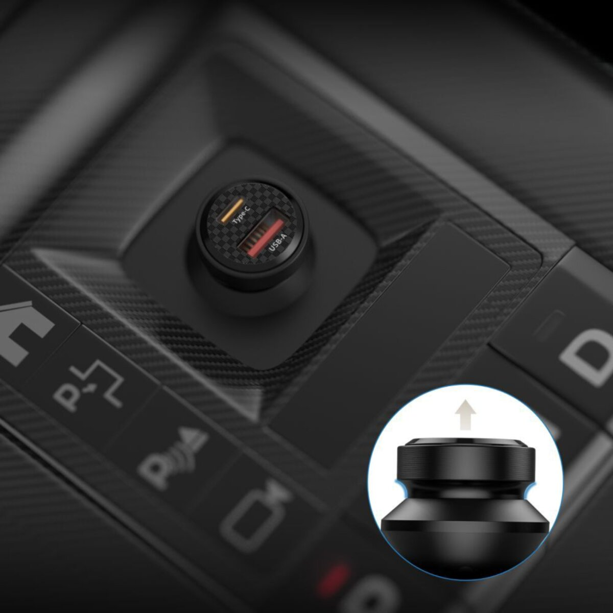 Un caricabatterie per auto USB nero in una console, con dettaglio in insetto che mostra il sollevamento.