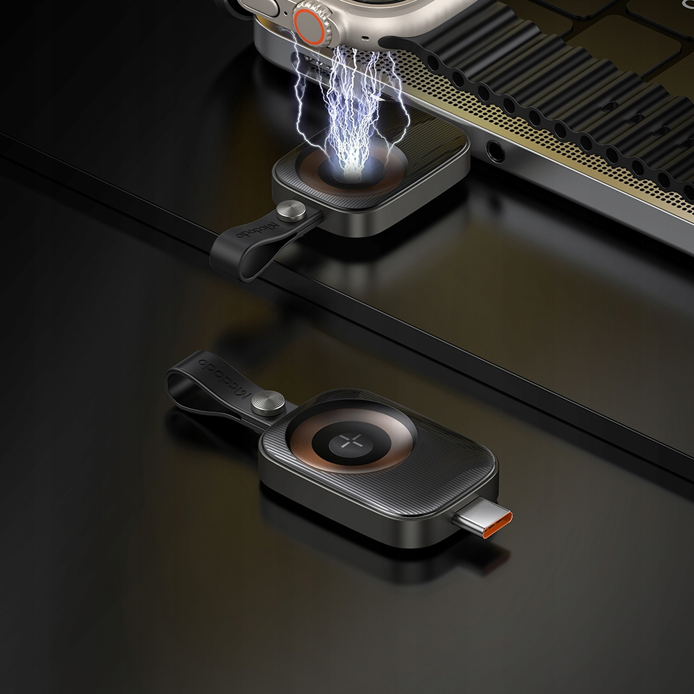 Due piccoli caricatori wireless su superficie nera, uno con effetti di fulmini elettrici.