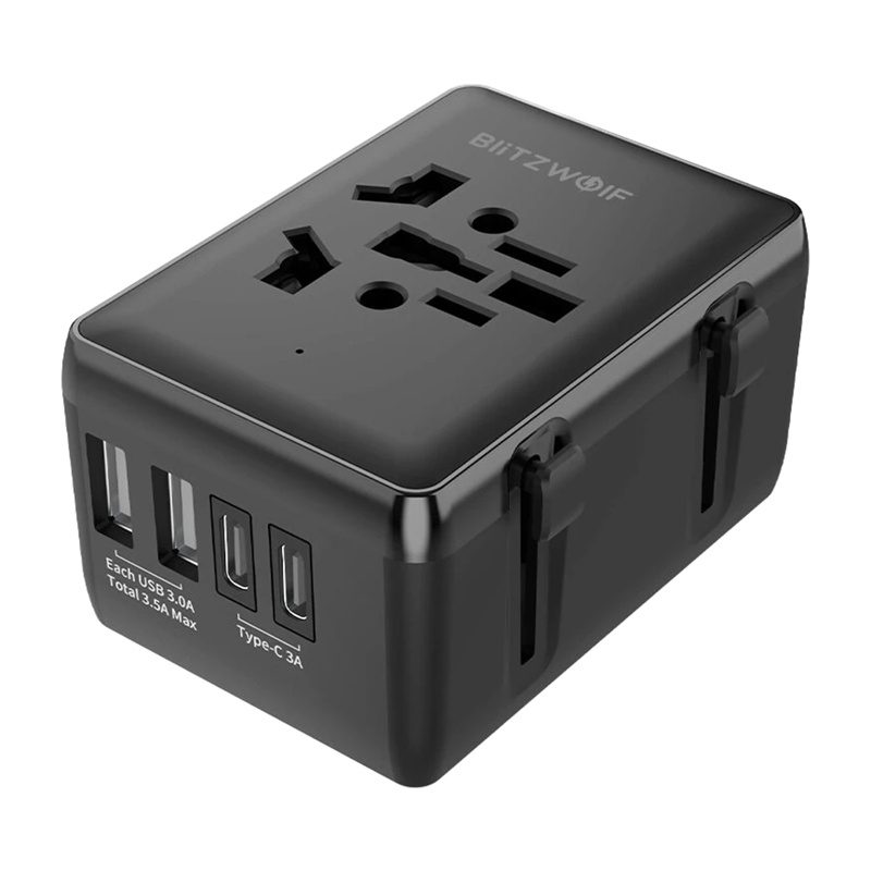 Un adattatore da viaggio universale BlitzWolf nero con prese multiple e quattro porte USB su sfondo bianco.