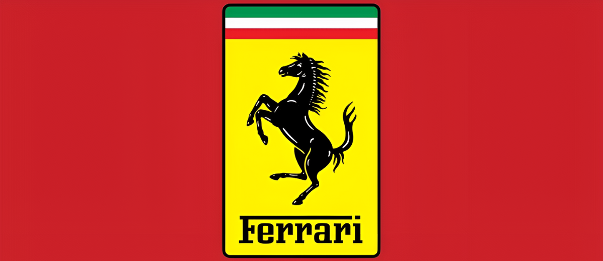 Logo Ferrari con cavallino rampante nero su sfondo giallo, con i colori della bandiera italiana in alto, su sfondo rosso.