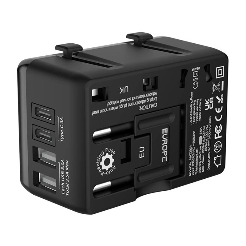 Adattatore da viaggio nero con porte USB e spine UE e UK su sfondo bianco.