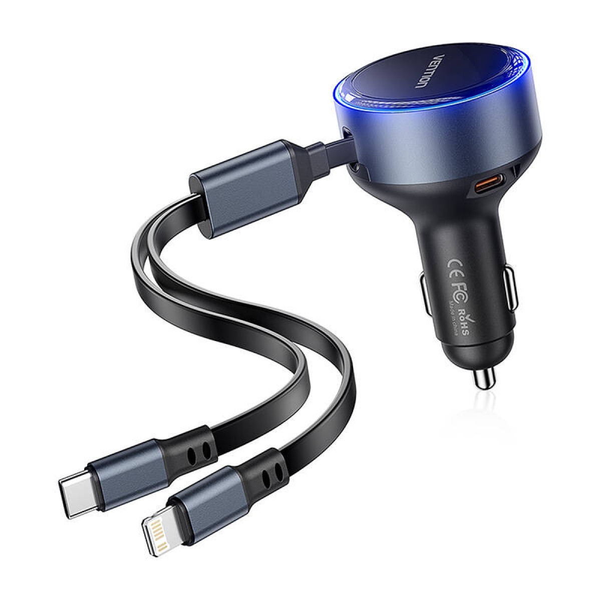 Una spina caricabatterie per auto blu con un cavo doppio nero collegato dotato di connettori Type-C e Lightning.