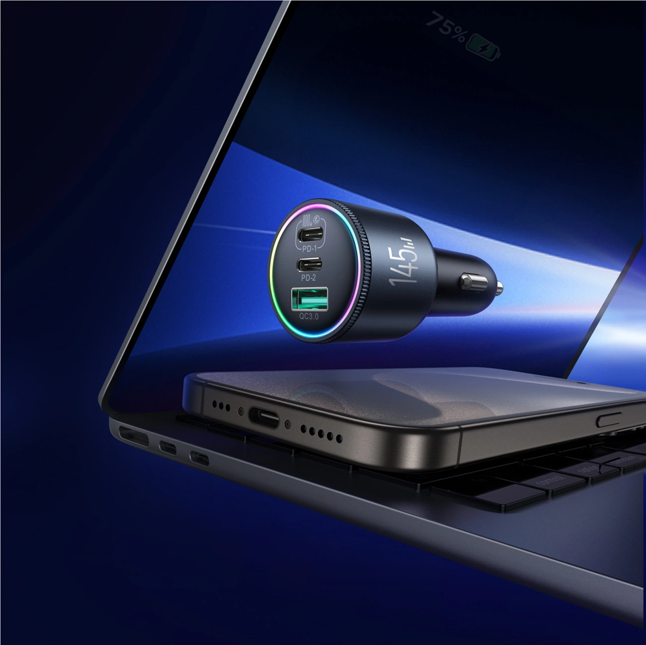 Un caricatore per auto con porte USB fluttua sopra uno smartphone su un computer portatile.