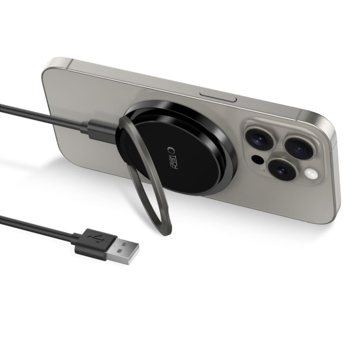 Uno smartphone argento con caricatore wireless magnetico nero sul retro, anello di supporto e cavo USB.