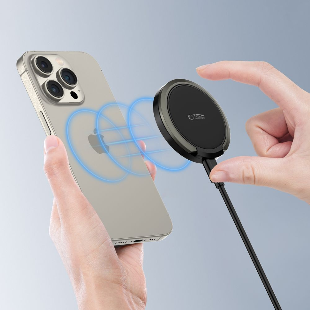 Una mano tiene uno smartphone mentre un caricabatterie wireless magnetico si avvicina con onde di energia.