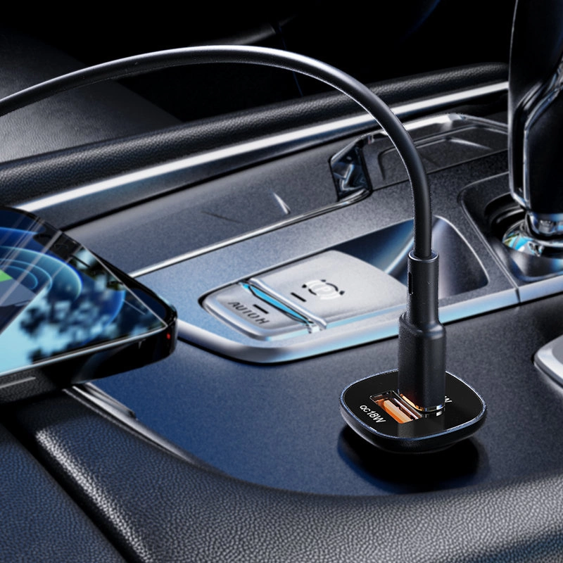 Un caricabatterie USB nero collegato alla console dell'auto, con un cavo che va a uno smartphone.