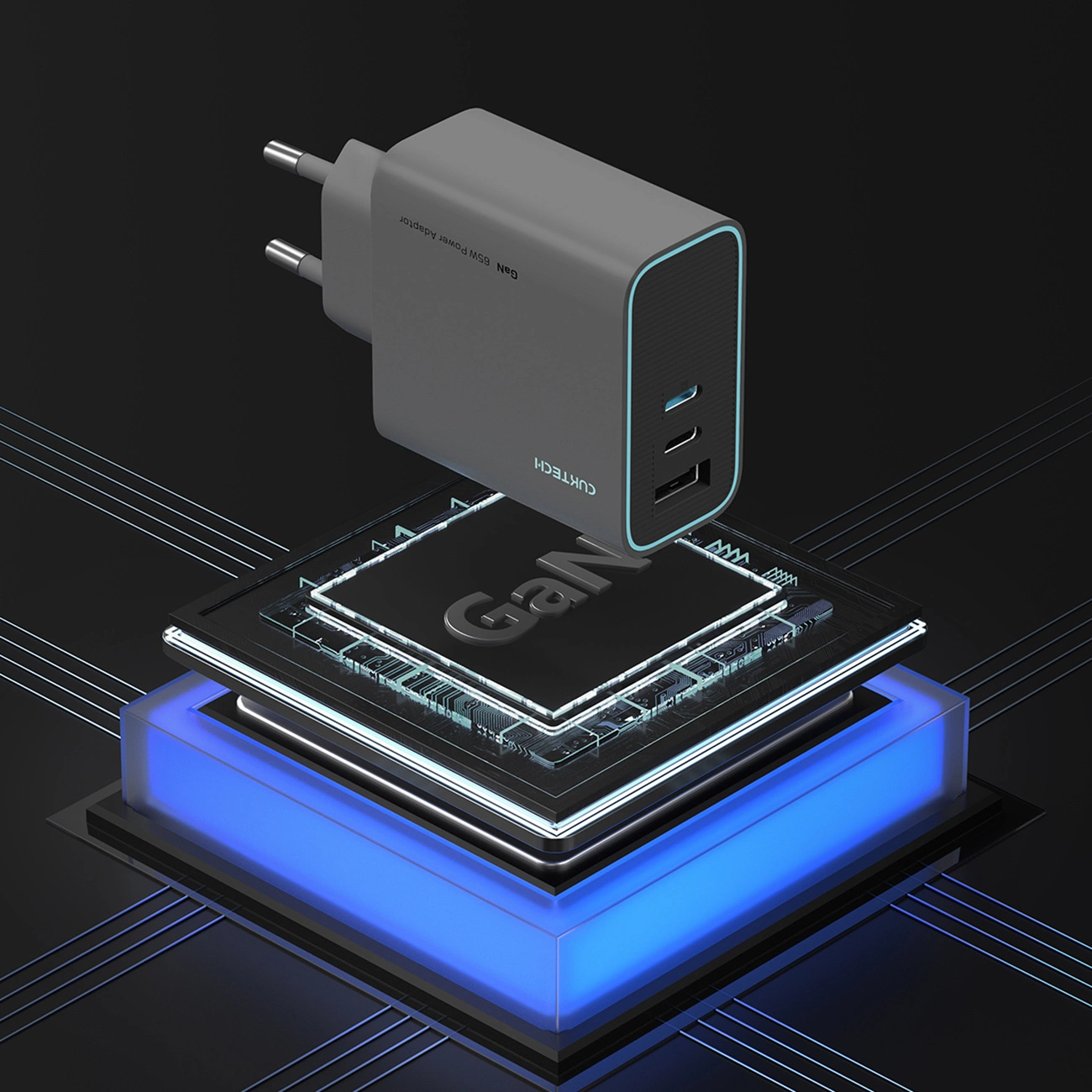 Grauer GaN-Netzstecker mit USB-Ports schwebt über einem Mikrochip mit leuchtend blauem Sockel auf schwarzem Hintergrund.