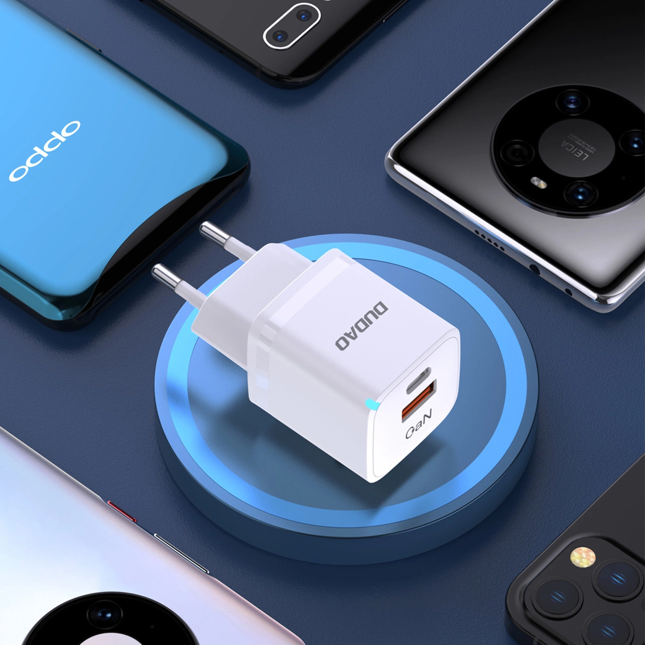 Caricabatterie bianco Dudao GaN su una base blu luminosa, circondato da smartphone.