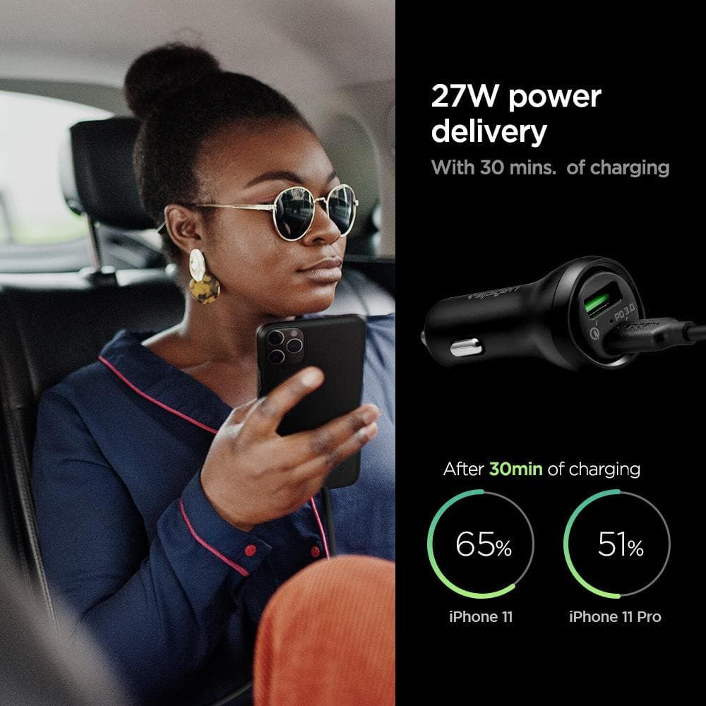 Donna usa smartphone in auto, a destra caricatore 27W e statistiche.