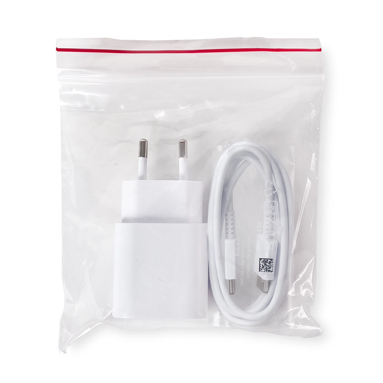 Un caricatore USB bianco e un cavo all'interno di una busta di plastica sigillata.