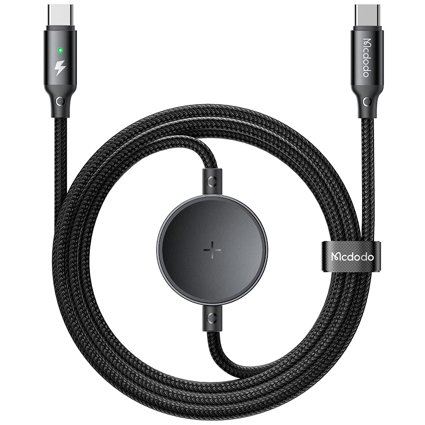 Un cavo USB-C intrecciato nero con un involucro rotondo e due connettori su sfondo bianco.