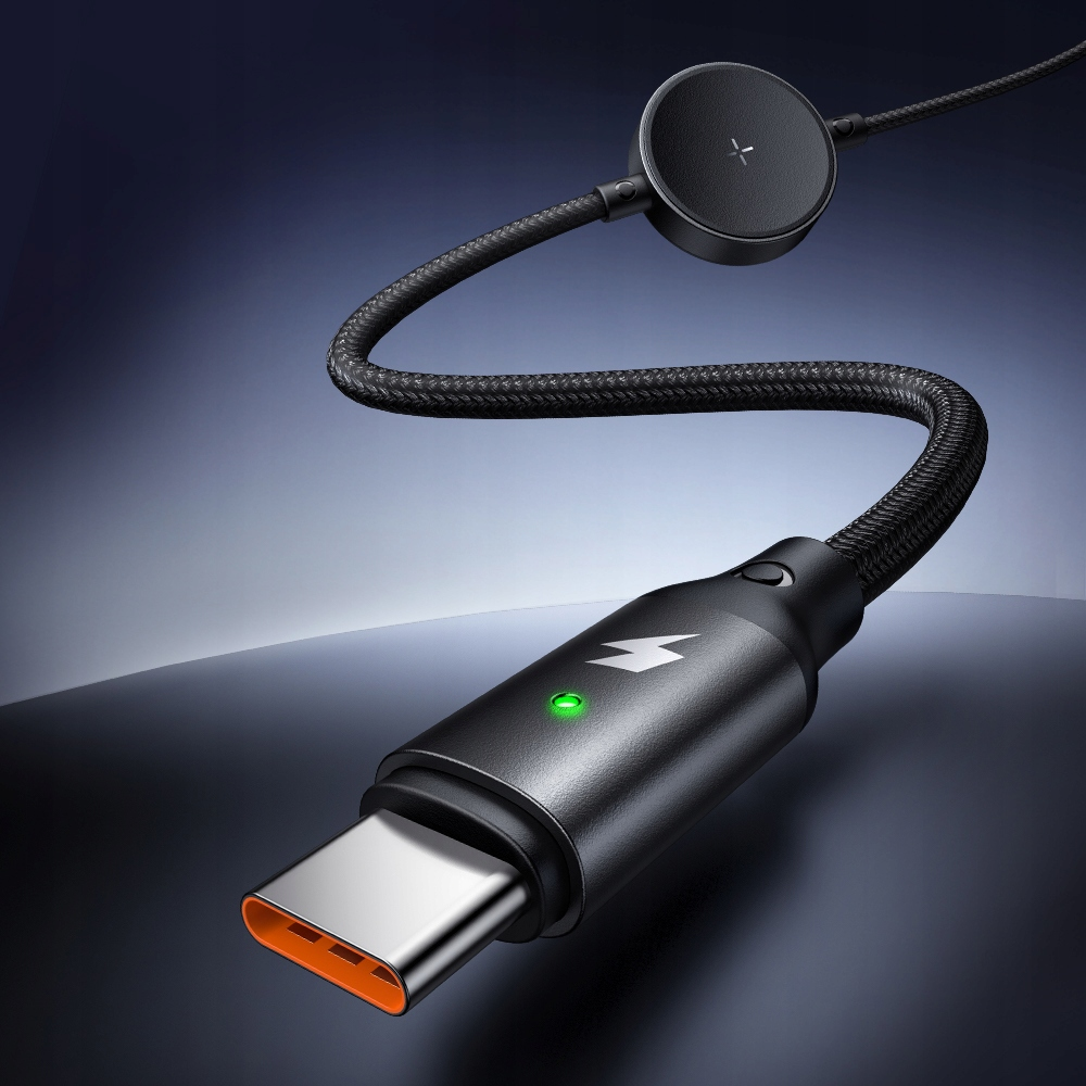 Un cavo USB-C nero con spia luminosa e componente rotondo su superficie blu.
