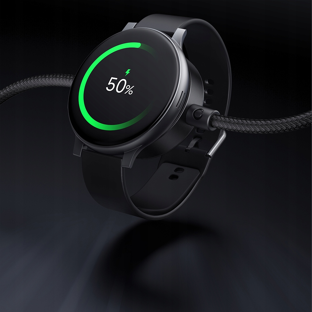 Smartwatch nero in carica al 50 percento, collegato a un cavo intrecciato su sfondo scuro.