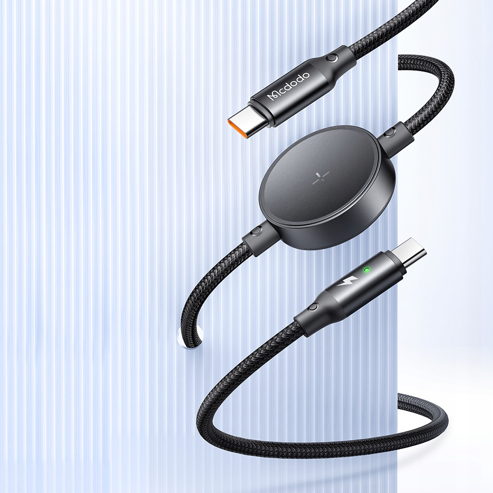 Cavo USB-C Mcdodo intrecciato nero con modulo rotondo centrale e due connettori su sfondo blu.