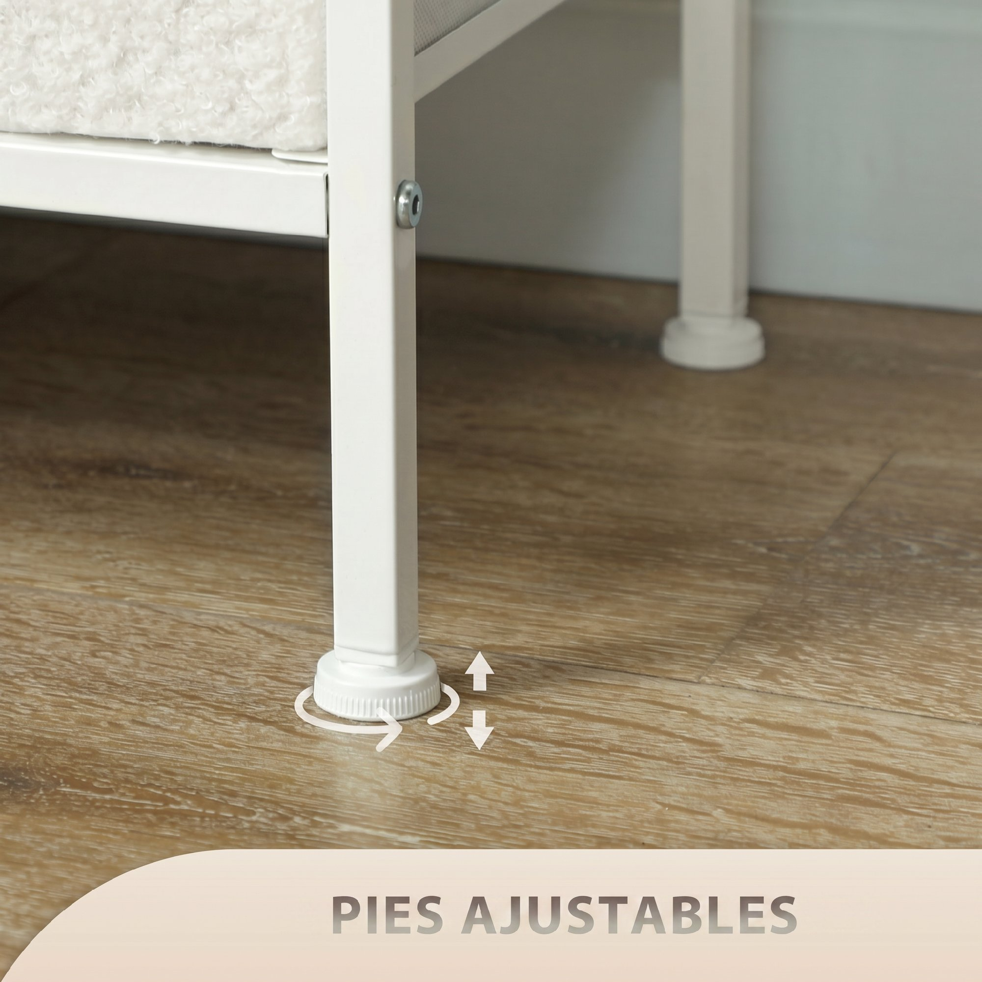 Primer plano de patas de muebles blancas ajustables en suelo de madera con iconos.