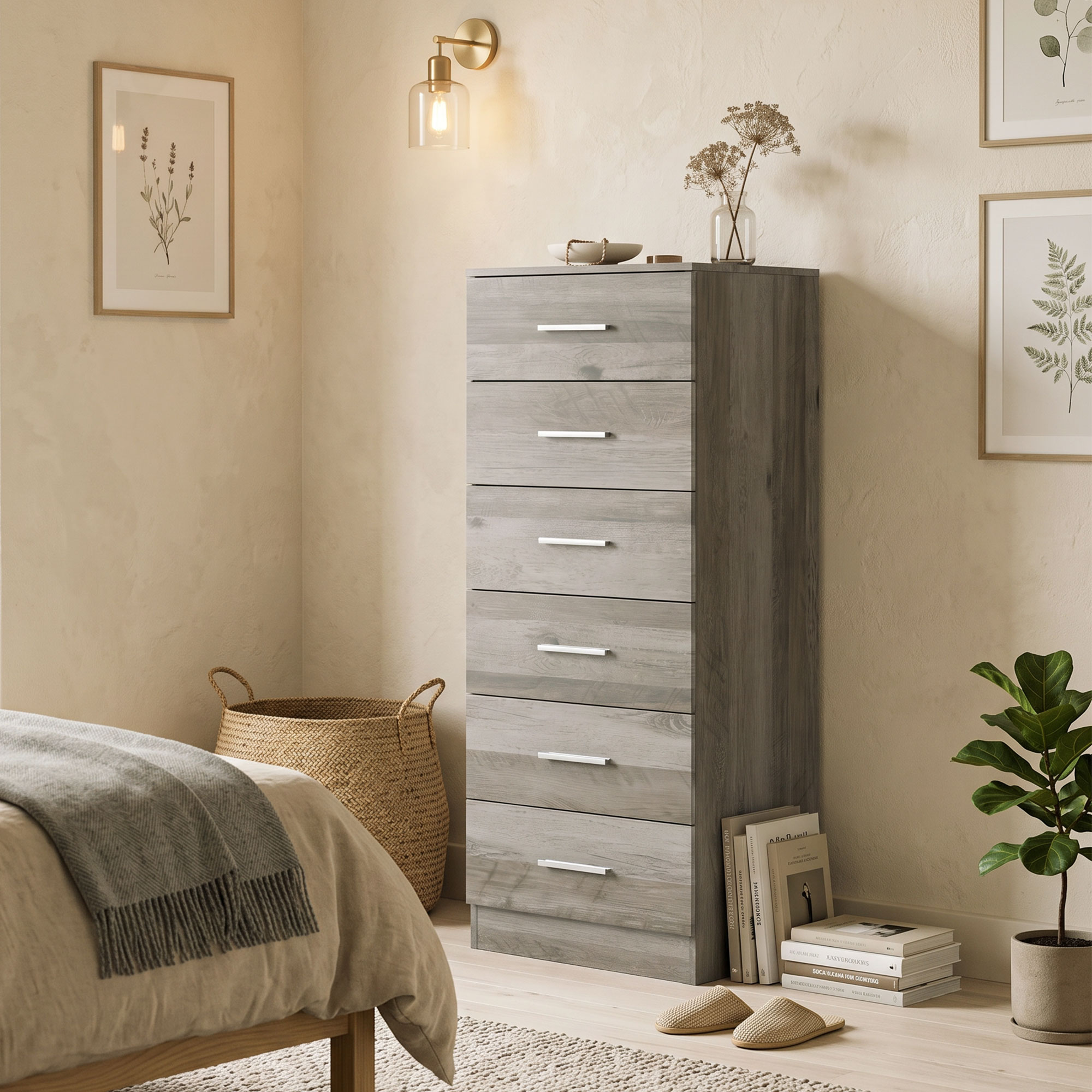 Una cómoda alta de madera gris en un dormitorio luminoso, flanqueada por arte, una cesta tejida, libros, zapatillas y una planta.