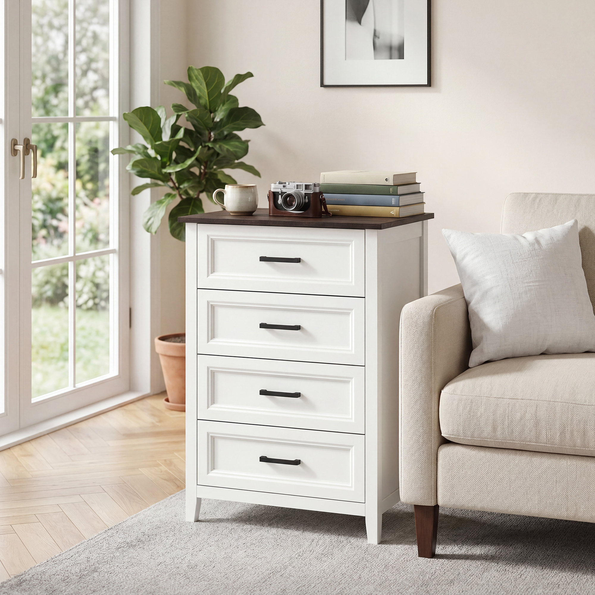 Una cómoda blanca de cuatro cajones se encuentra junto a un sofá beige en una habitación luminosa.