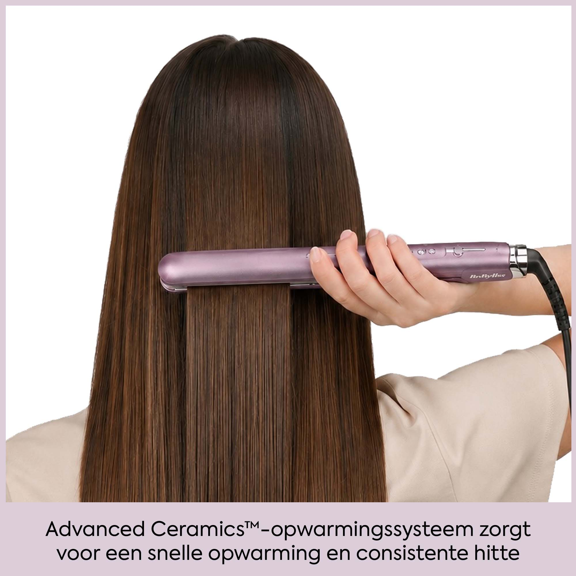 Una mano liscia lunghi capelli castani con una piastra rosa su sfondo bianco.