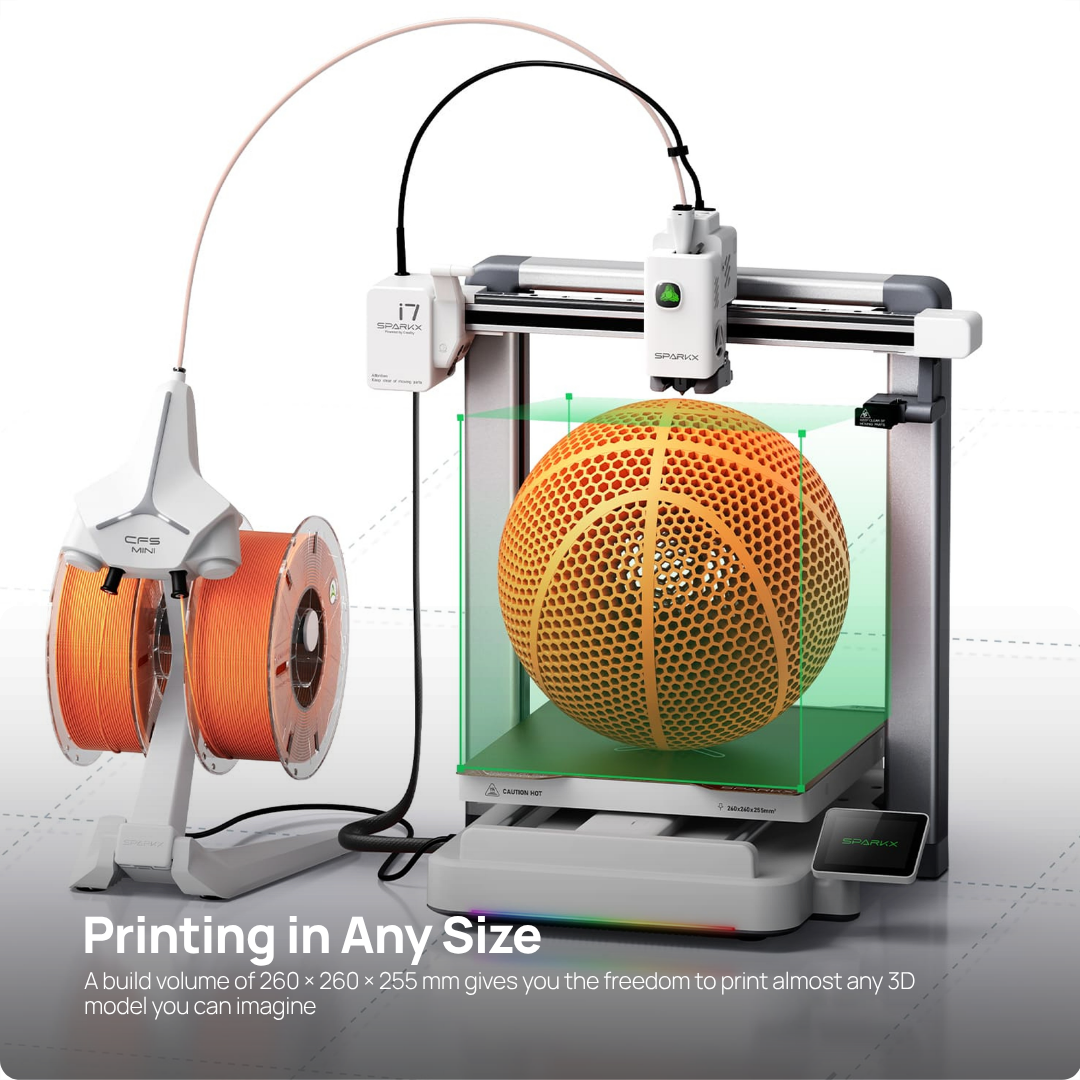 Ein 3D-Drucker druckt eine große orangefarbene Kugel mit geometrischem Muster, verbunden mit zwei Filamentrollen.